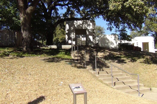 1-Hour JFK Assassination Walking Tour - Weather, comfort, and what to pack so the hour feels easy
