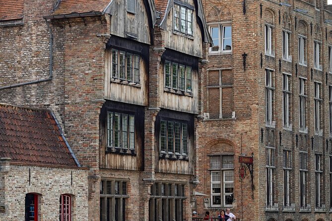2-Hour Historical Walking Tour in Bruges with Praline Included - Bridges, Art Museums, and the Best Water Views