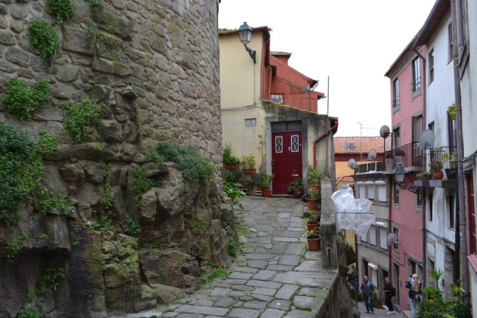3-Hour Porto Jewish Heritage Walking Tour with Local Guide - Entering the story at Catedral do Porto