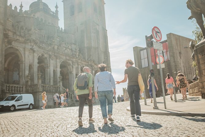3-hour private guided walking tour of the BEST of Porto - Passeio das Virtudes and Miradouro da Vitória: Douro views on a schedule