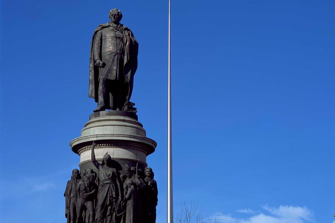 90 Minute Dublin Walking tour and Sightseeing tips - Dublin Castle: power center to quiet gardens and a library stop