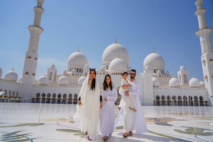 Abu Dhabi: Guided Walking Tour at Sheikh Zayed Grand Mosque - Sheikh Zayed Grand Mosque: What This Tour Gets Right