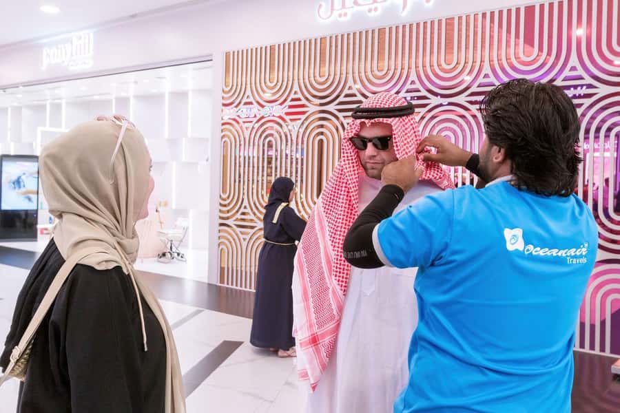 Abu Dhabi: Guided Walking Tour at Sheikh Zayed Grand Mosque - Inside the Mosque: The Giant Carpet Moment You Should Not Rush