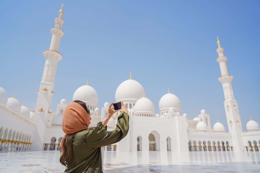 Abu Dhabi: Guided Walking Tour at Sheikh Zayed Grand Mosque - Photo Points and Photo Help: Getting Good Shots Without the Chaos