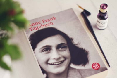Amsterdam: Anne Frank Guided Walking Tour in DE/EN/IT/ES - Meeting at De Waag and choosing the right language