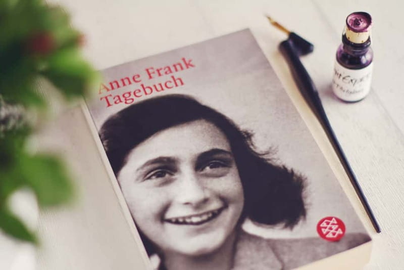 Amsterdam: Anne Frank Walking Tour - Guided in EN/DE/IT/ES - Nieuwmarkt Square and the Jewish Triangle: why this place mattered