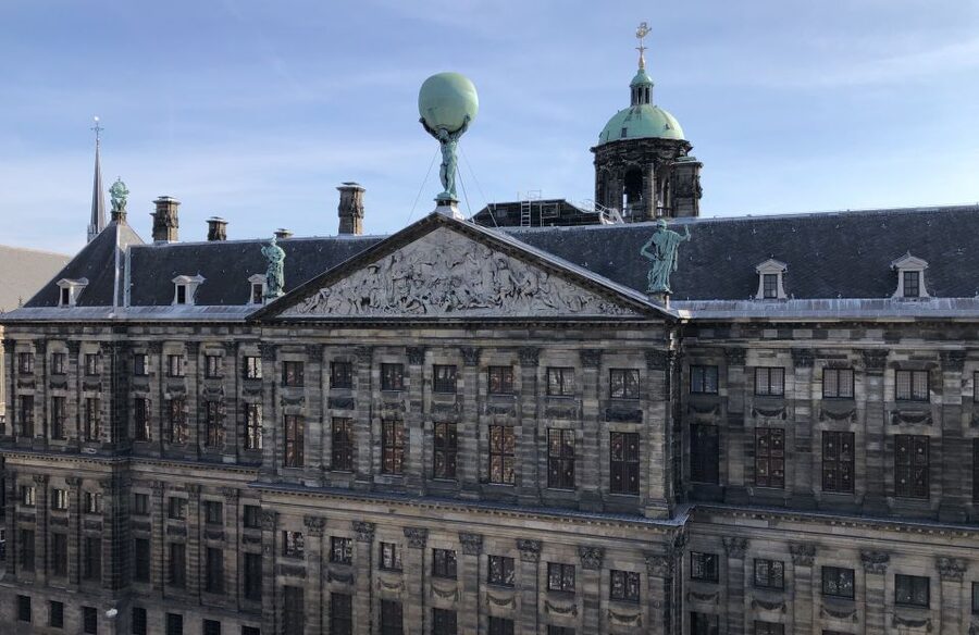 Amsterdam: City Center Walking Tour in italian - Finding your way in: Euro Pub, blue umbrella, then the real tour starts