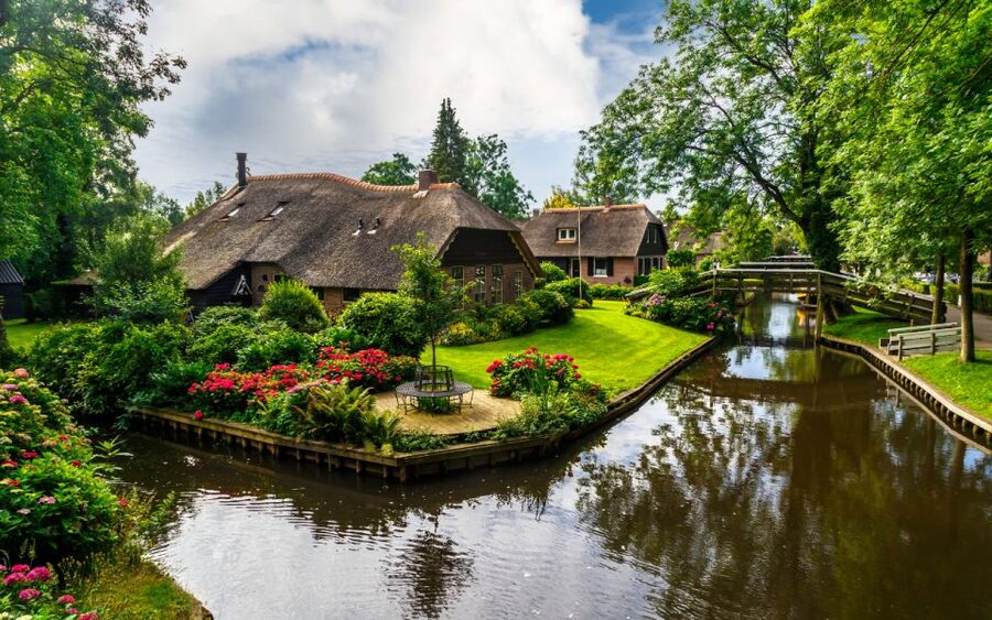 Amsterdam: Giethoorn Tour Scenic Cruise, Cheese & Free Time - The Coach Ride: Comfort, English Commentary, and a Long Day Made Manageable
