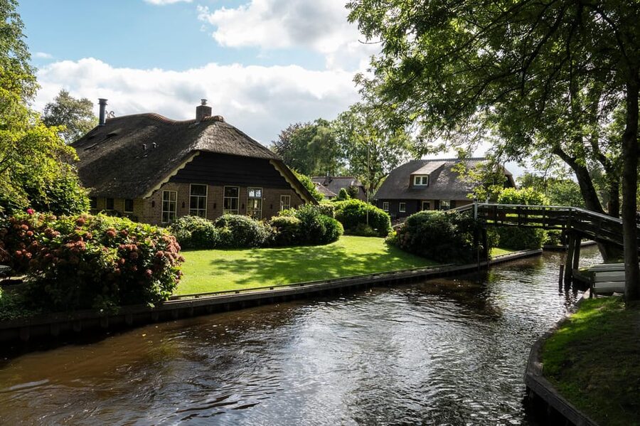 Amsterdam: Giethoorn Tour Scenic Cruise, Cheese & Free Time - Cheese Tasting: Henri Willig Gives You a Dutch Moment Without a Food Detour