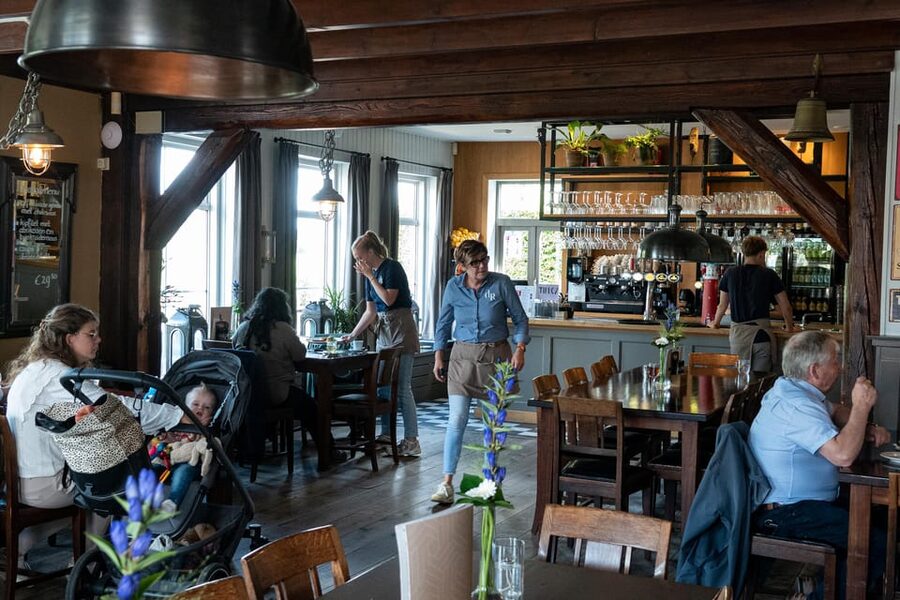 Amsterdam: Giethoorn Tour Scenic Cruise, Cheese & Free Time - The 1-Hour Giethoorn Canal Cruise: The Main Event