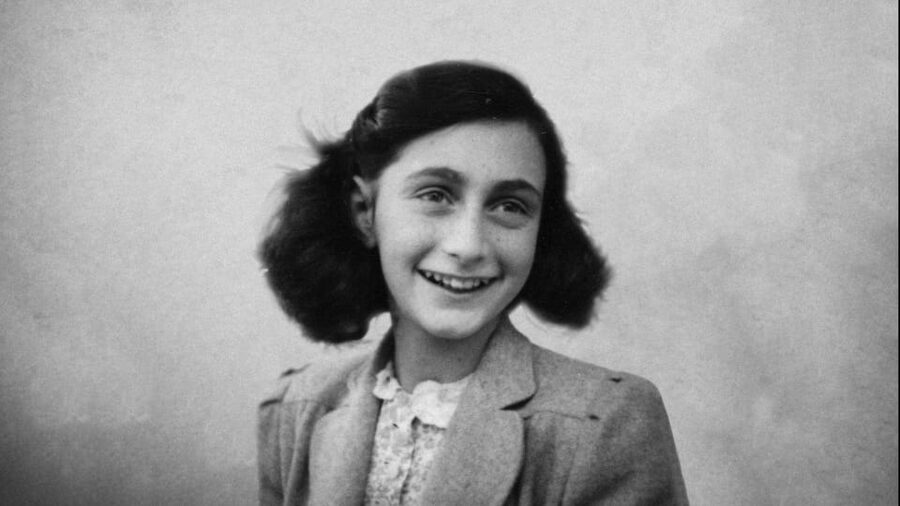 Amsterdam: Guided Anne Frank Small-Group Walking Tour - Where the tour starts: Esnoga, the dockworker statue, and an easy 2-hour rhythm