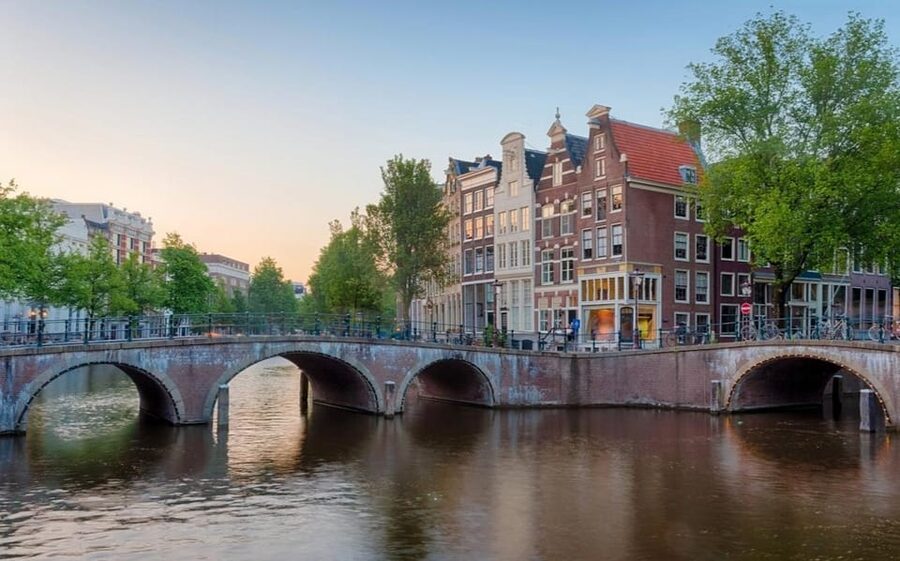 Amsterdam: Haunted History and Ghost Walking Tour - Nieuwe Kerk and Its Crypts: Royal Ceremonies Meet Restless Space