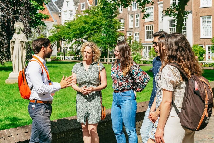 Amsterdam: Historical Highlights Walking Tour with Tasting - Dutch Food Tasting: What You’ll Likely Get at the End