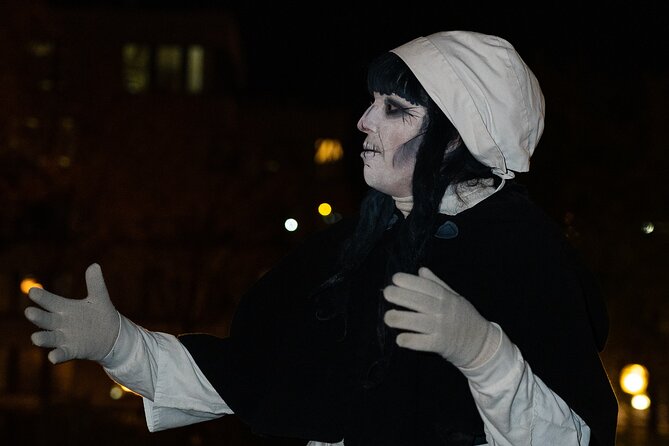 Animated Crime Walking Tour in Old Quebec - Guides in costume: why the character style works