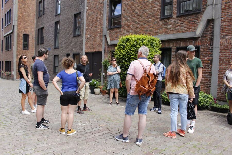Antwerp: City Highlights Walking Tour - Vlaeykensgang: The Alley Stop That Changes the Mood