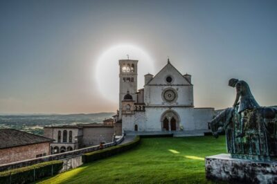 Assisi: Private Walking Tour with St. Francis Basilica - Basilica di Santa Chiara: pink-and-white stone and the San Damiano thread