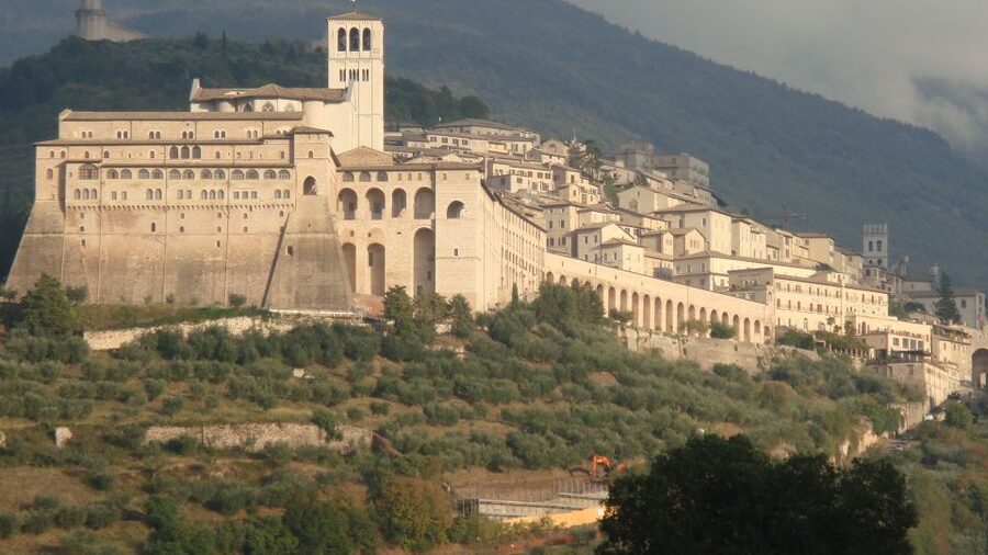 Assisi: Private Walking Tour with St. Francis Basilica - Piazza del Comune and the Temple of Minerva: Rome shows up mid-medieval