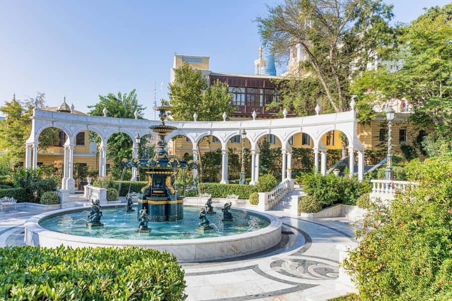 Baku: Stunning Walking Tour of Historical and Modern City - Pace, comfort, and planning your best day in Baku