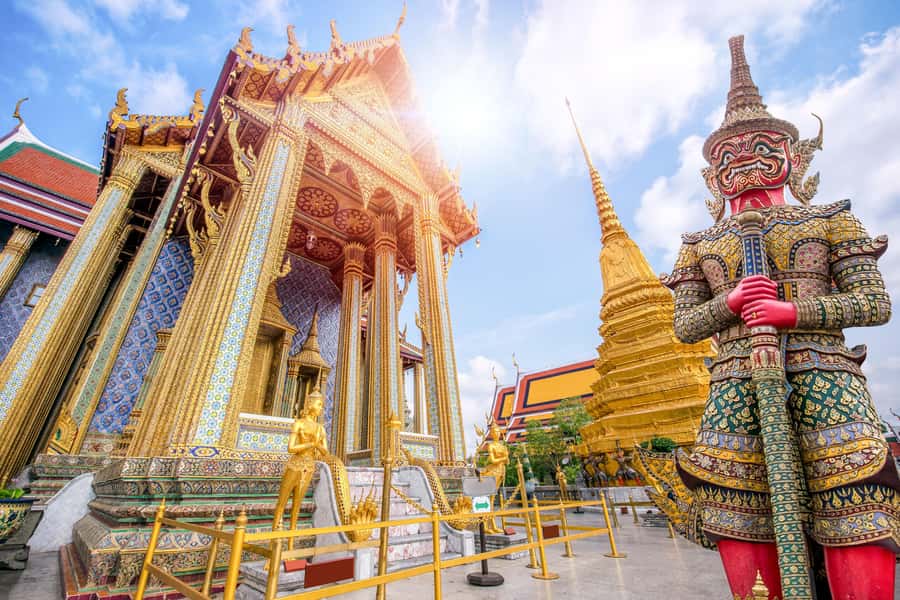 Bangkok: City Highlights Temple and Market Walking Tour - Through Rattanakosin’s Market Pulse: Amulets and Tha Thien Seafood