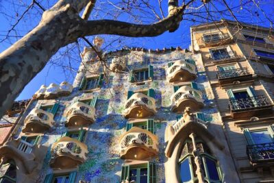Barcelona Architecture Walking Tour With Casa Batlló Upgrade - Stop 2: Sagrada Família facades and the symbol hunt