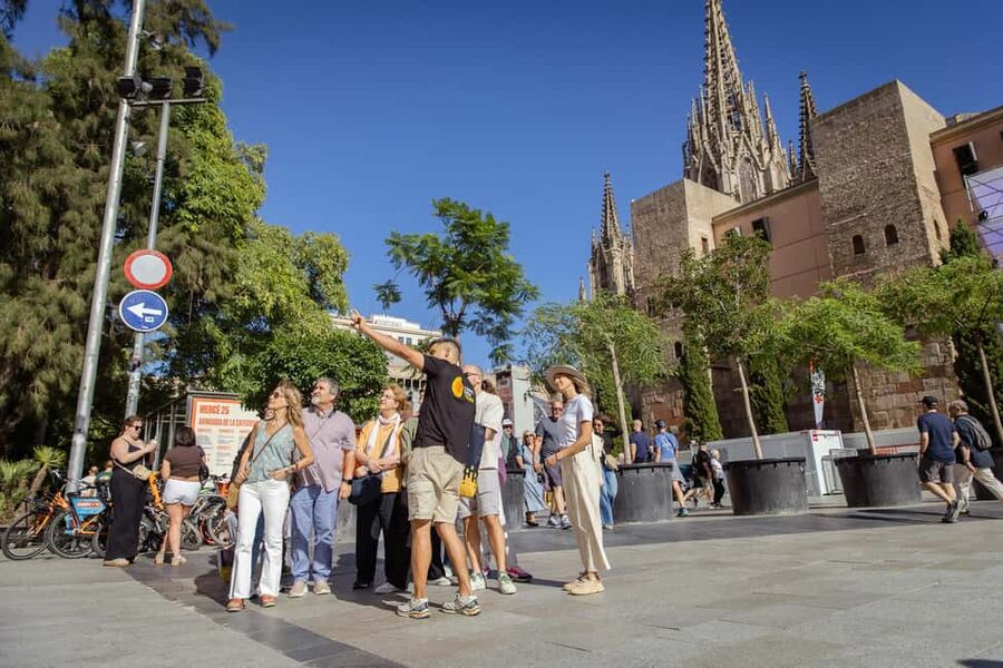 Barcelona: City Walking Tour with a Local Guide - Meeting point at Plaça del Vuit de Març (and how not to waste time)