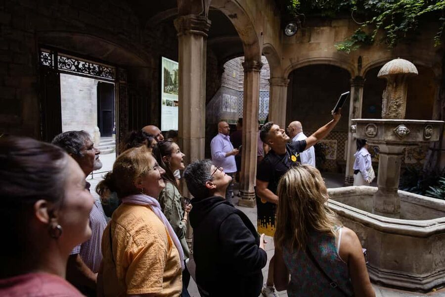 Barcelona: City Walking Tour with a Local Guide - Stop-by-stop: what you’ll get at each highlight