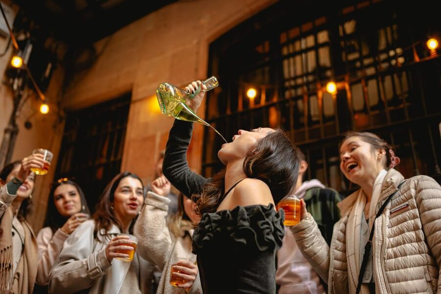 Barcelona: El Born Food Walking Tour with Tapas and Drinks - Tasting stops you’ll actually feel: what to watch for at each bite