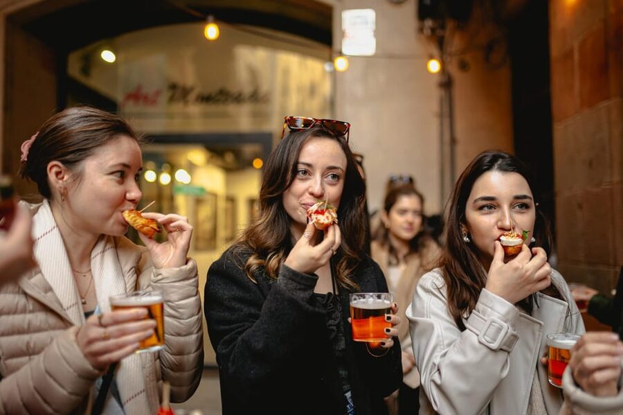 Barcelona: El Born Food Walking Tour with Tapas and Drinks - Your food plan: nine tapas plus the right kind of pacing
