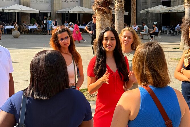Barcelona Gems, 10+ Sights Immersive Walking Tour - El Mon Neix En Cada Besada (Kiss mural) and the art you’ll actually remember