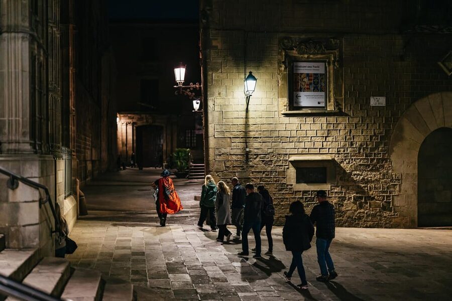 Barcelona: Gothic Quarter Ghosts and Legends Walking Tour - Traveller’s Nest Bar meet-up: how the evening is paced