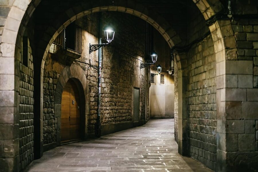 Barcelona: Gothic Quarter Ghosts and Legends Walking Tour - Ghosts and legends: what to expect from the spooky side
