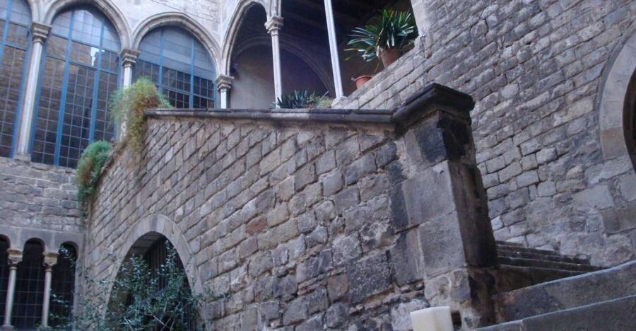Barcelona: Gothic Quarter Walking Tour - The cloister stop: what to wear and why the guide bothers