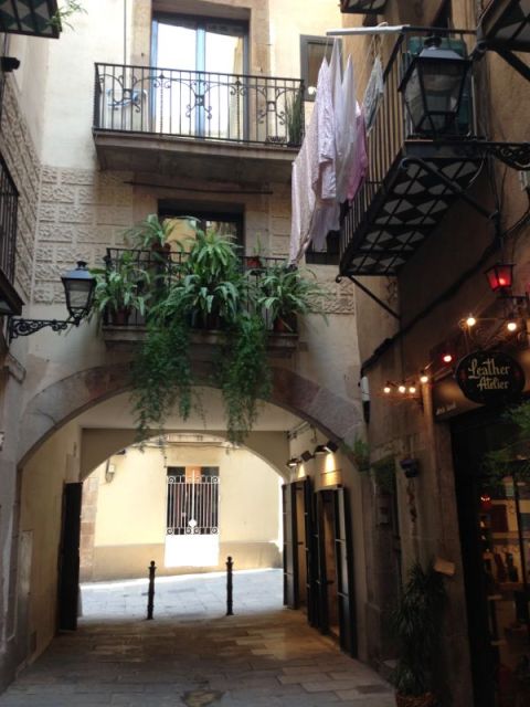 Barcelona: Gothic Quarter Walking Tour - Weather-proof walking: how the tour handles real Barcelona days