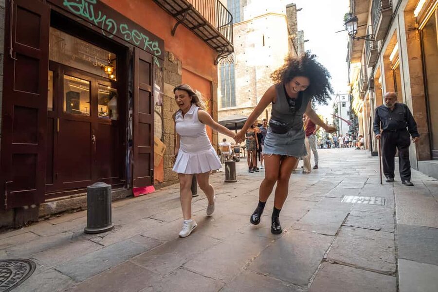 Barcelona: Gothic Quarter Walking Tour with 10+ Attractions - Key points to know before you go