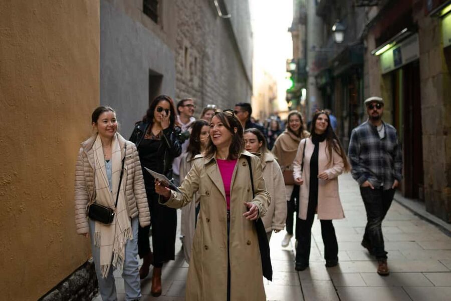 Barcelona: Gothic Quarter Walking Tour with 10+ Attractions - Placa Sant Felip Neri: the medieval calm between the crowds