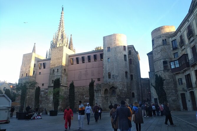 Barcelona Gothic Quarter Walking Tour with Tapas - Craft Barcelona tapas finish: two pintxos and a drink