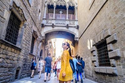 Barcelona Helicopter, Sailboat & Old Town Private Walking Tour - Passeig de Gràcia to Plaza de Catalunya: the modernist-to-city-center warm-up