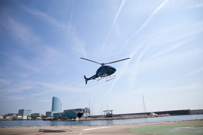 Barcelona Helicopter, Sailboat & Old Town Private Walking Tour - Guide quality: what stands out from the human side
