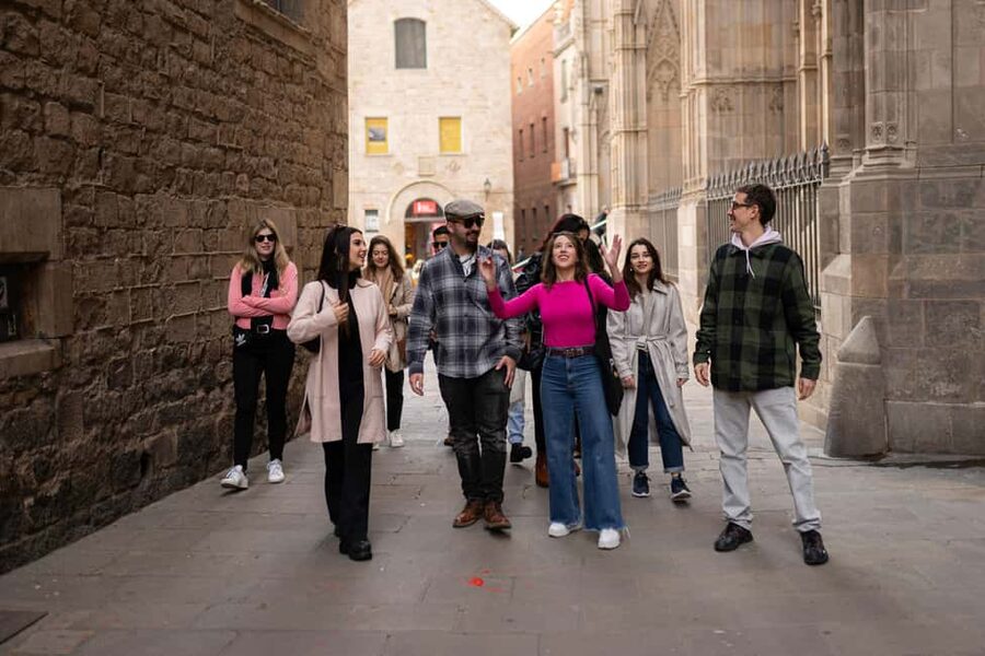 Barcelona: Hidden Gems Walking Tour Including 10+ Sights - Where You Meet (And How Not to Waste Time)