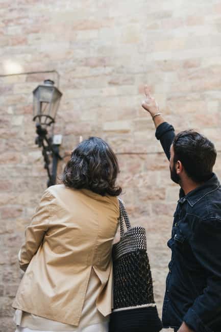 Barcelona: Jewish Quarter 2-Hour Walking Tour - Finding the thread in Plaça Sant Jaume