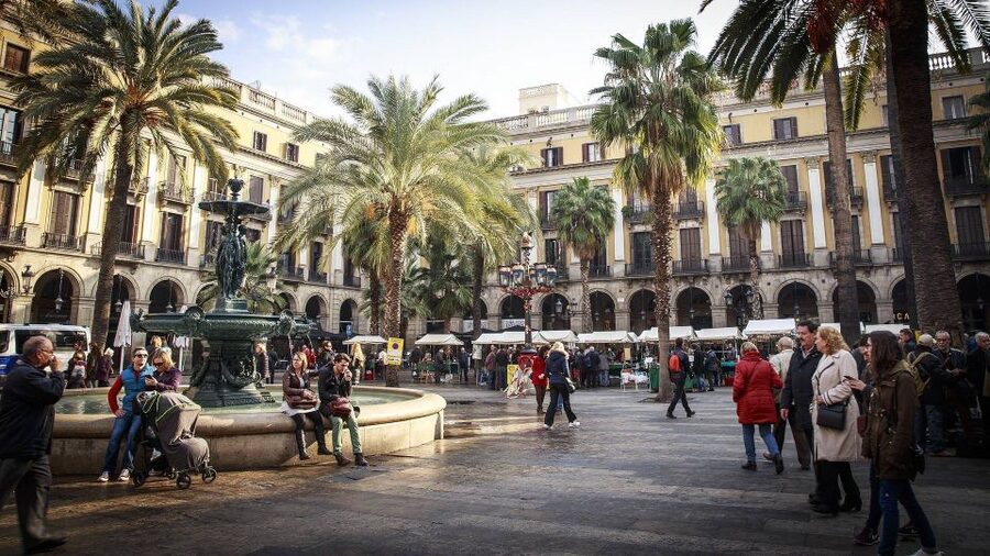 Barcelona: Old Town and Gothic Quarter Walking Tour - Barcelona Cathedral and Santa Maria del Mar: Catalan Gothic in Focus