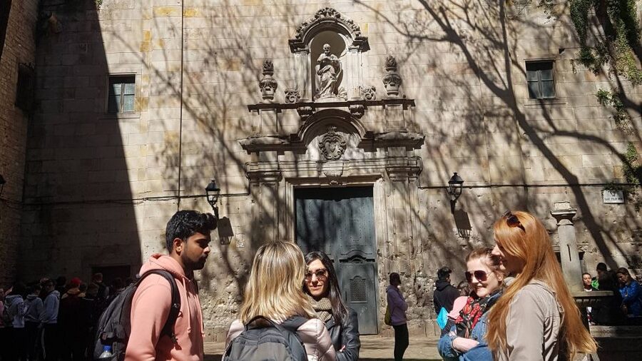 Barcelona: Old Town and Gothic Quarter Walking Tour - El Born Atmosphere: Cafes, Shops, and a Walkable Neighborhood Feel