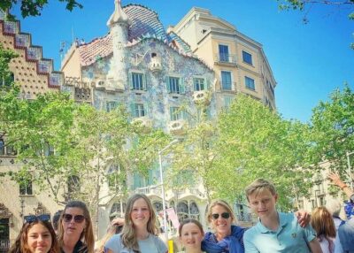 Barcelona: Ramblas, Old Town & Gaudí Houses Walking Tour - Start on Plaça de Catalunya, then go old-school fast