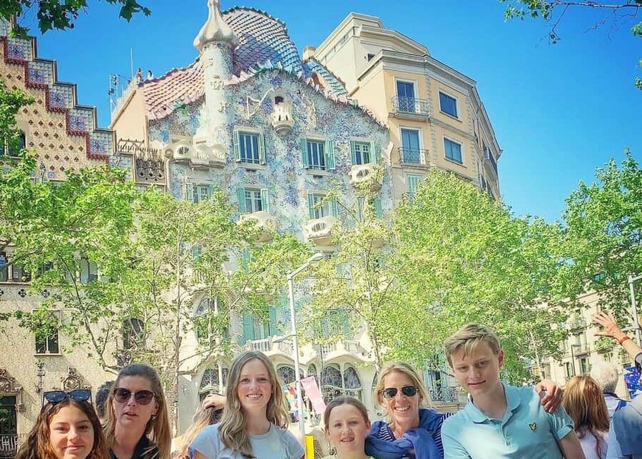 Barcelona: Ramblas, Old Town & Gaudí Houses Walking Tour - Start on Plaça de Catalunya, then go old-school fast