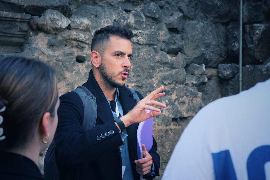 Barcelona: The Spanish Civil War Historical Walking Tour - Start at Plaça de Catalunya, find the white umbrella