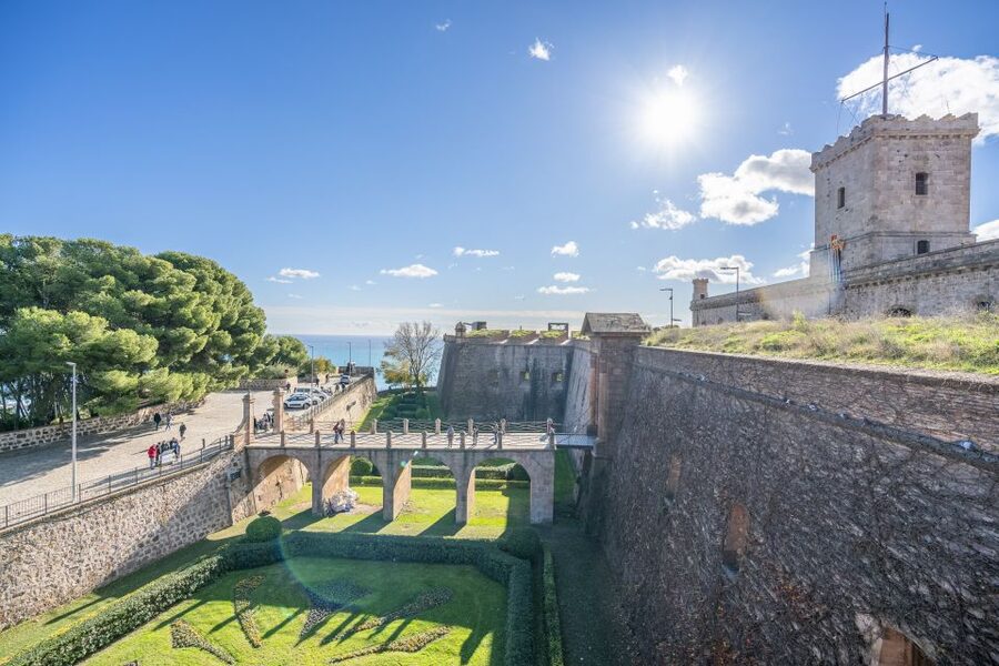 Barcelona: Walking tour with Montjuic Castle & Cable Car - Up the Hill by Funicular and Cable Car