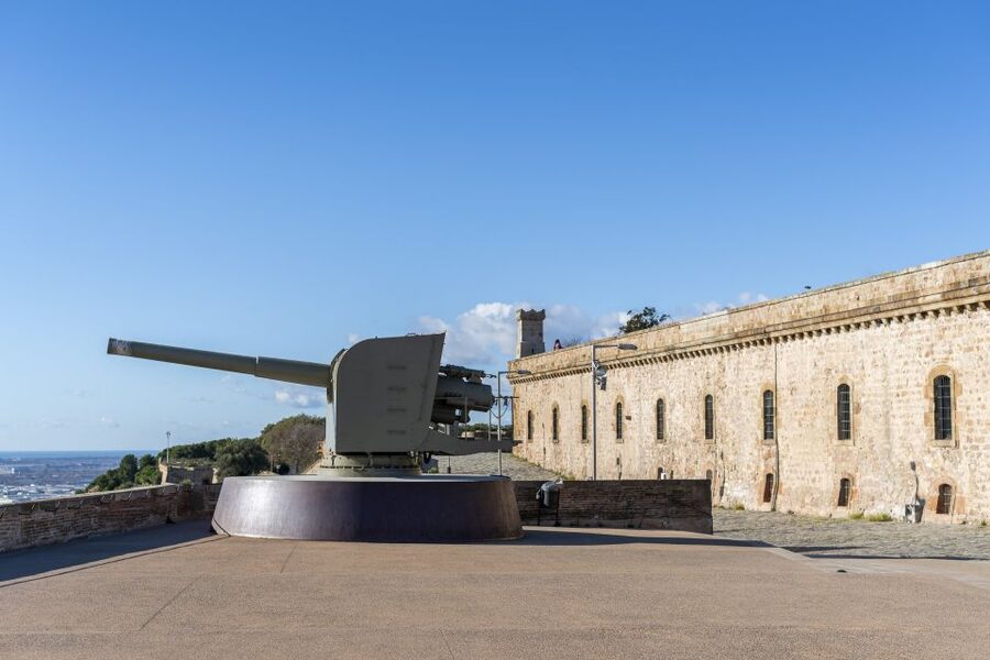 Barcelona: Walking tour with Montjuic Castle & Cable Car - How Small-Group Guides Keep the Pace and the Photos