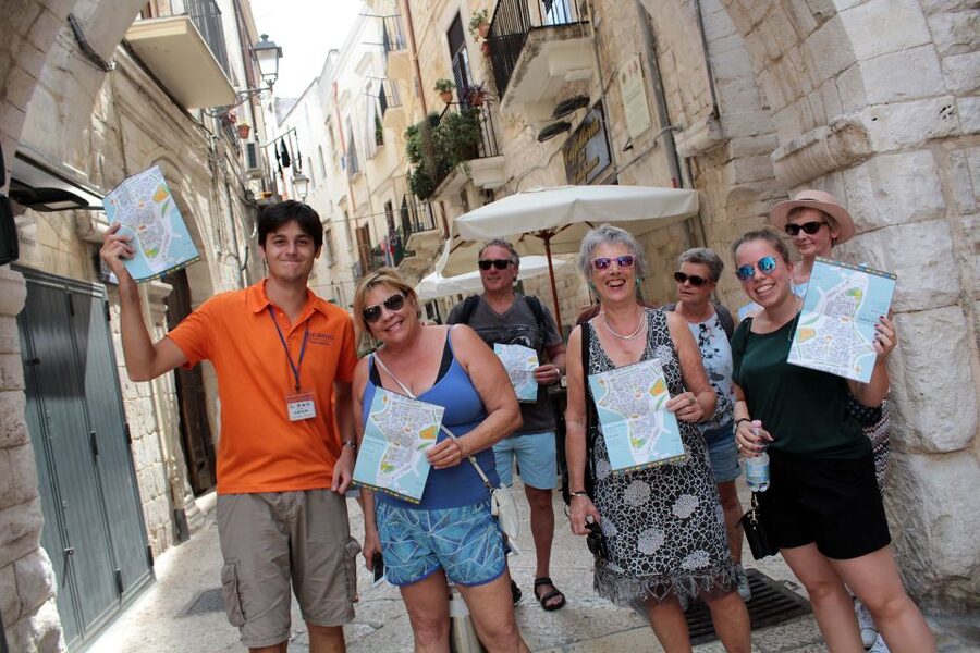 Bari: Guided Walking Tour - Piazza Mercantile and Piazza del Ferrarese: the easiest way to understand Bari’s street energy