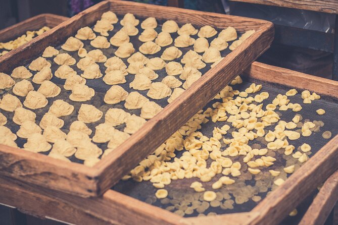 Bari Walking Tour with Pasta Experience - Piazza Mercantile: the commercial heart and the people’s meeting spot
