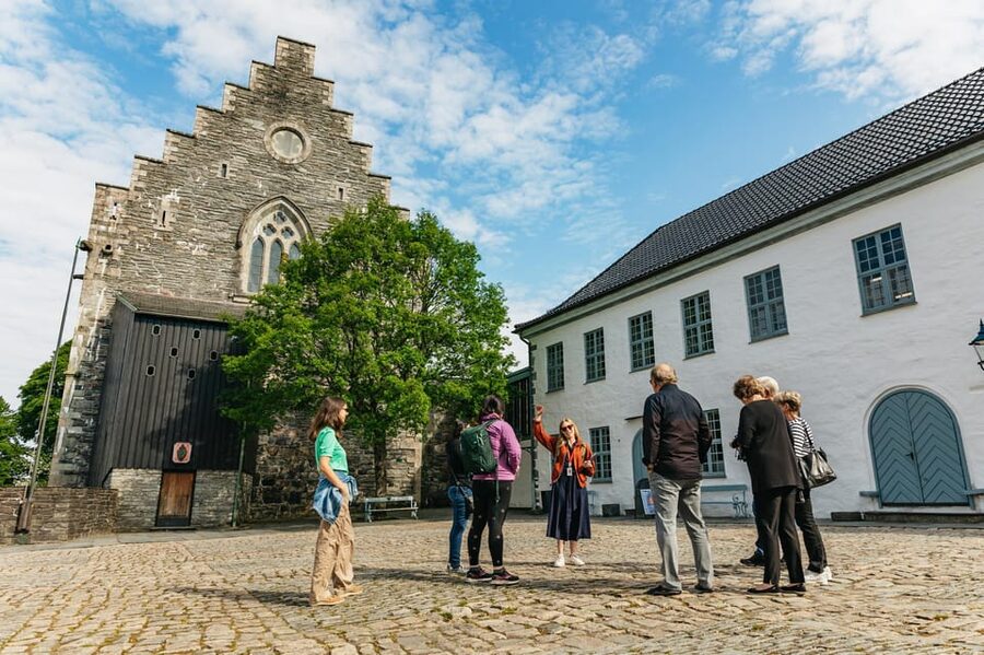 Bergen: Past & Present Small Group Guided Walking Tour - Small Stops That Add Up: Wesenbergsmauet, Fjellgaten, and Skostredet
